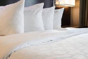 Una gran cama blanca con almohadas blancas. en Citrea Santander, en Santander