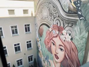 un mural en el lateral de un edificio en URBAN Penthouse FREE parking i rowery, en Poznan
