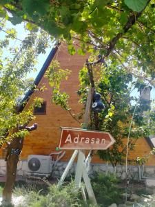 a brown arrow sign in front of a house at Villa Mutaf in Kumluca