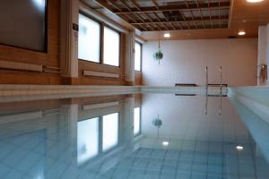 ein Schwimmbad mit Fernseher im Zimmer in der Unterkunft Hotel Sommelo in Kouvola