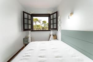 a bedroom with a bed and a window at Romaní del Montgrí in L'Estartit