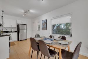 cocina y comedor con mesa y sillas en Gated 3Bd 2Bth Design Dist 10-min to Beach, en Miami
