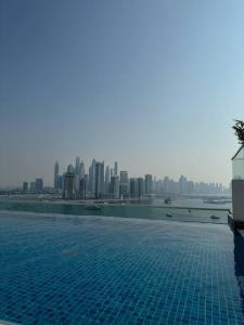 Bazén v ubytování Luxurious 1 bedroom at Palm Jumeirah nebo v jeho okolí