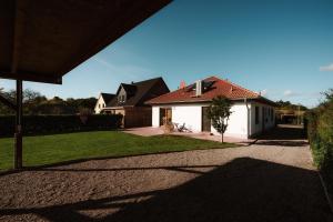 a white house with a red roof and a driveway at Gästehaus zum Schloßpark in Schwerin