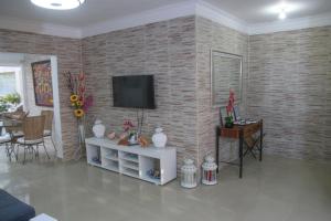 Apartamento BOUTIQUE con encanto en Juan Dolio-Metro Country Club-CON PISCINA, SEGURIDAD PRIVADA, ENERGIA 24-7, CAMPO DE GOLF Y TENIS電視和／或娛樂中心