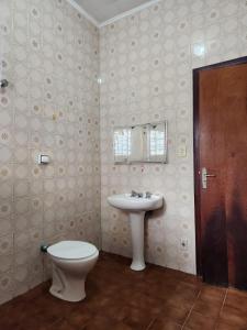 ベルチオガにあるCasa no Centro 600m da Praiaのバスルーム(トイレ、洗面台付)