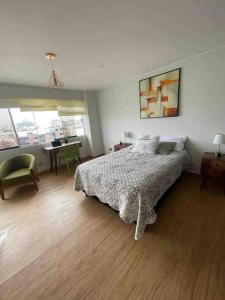 1 dormitorio con cama y escritorio. en Excelente ubicación San Isidro Suite 11, en Lima