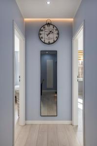 un orologio appeso a un muro in un corridoio di Apartamenty Szlachecki i Pod Artusem a Danzica