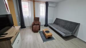 een woonkamer met een bank en een salontafel bij Pomiculturii Residence 7 in Timişoara