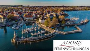 eine Luftansicht eines Hafens mit Booten im Wasser in der Unterkunft ADORIS FERIENWOHNUNGEN auf der Lindauer Insel in Lindau