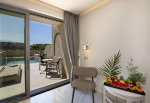 Bazén v ubytování Vantaris Luxury Beach Resort nebo v jeho okolí