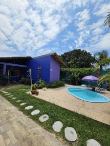 uma casa com piscina no quintal em Toca da Suzara Suíte 1 até 4 pessoas Piscina Rio e Mar num só lugar em Florianópolis