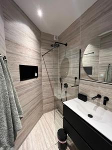 ein Bad mit einem Waschbecken und einer Dusche in der Unterkunft B&B Urban Oasis in Amsterdam