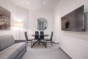 un soggiorno con divano e tavolo con specchio di Batignolles Lemercier Cosy Apartment 4P-1BR a Parigi