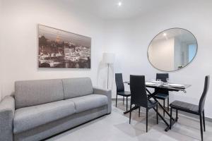 sala de estar con sofá, mesa y espejo en Batignolles Lemercier Cosy Apartment 4P-1BR en París