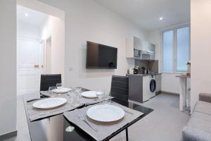 una sala de estar con una mesa con gafas. en Batignolles Lemercier Cosy Apartment 4P-1BR en París