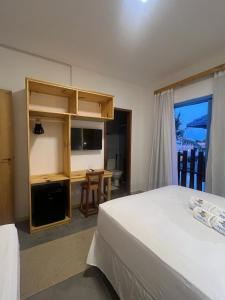 Schlafzimmer mit einem Bett, einem Schreibtisch und einem TV in der Unterkunft MAKTUB PREA HOSTEL in Prea