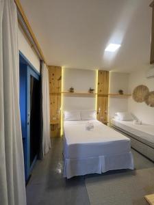een hotelkamer met 2 bedden en een raam bij MAKTUB PREA HOSTEL in Prea