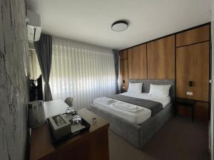 מיטה או מיטות בחדר ב-New Prishtina Luxury Rooms