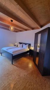 Un dormitorio con una cama azul en una habitación. en Ferienwohnung Stützenmühle, en Hassfurt