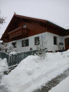 エーギングにあるHaus Kerstanの雪に覆われた家