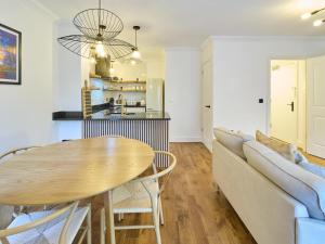 een woonkamer met een tafel en een bank bij Host & Stay - Bellflower Mews in Canterbury