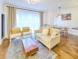 uma sala de estar com um sofá e uma mesa em Host & Stay - Bellflower Mews em Canterbury