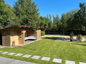 En have udenfor Csipetnyi Csobbanás Vendégház