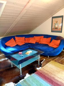 ein blaues Sofa im Wohnzimmer mit einem Tisch in der Unterkunft Haus Kerstan in Eging