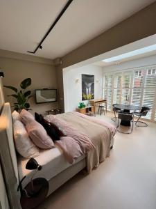 1 dormitorio con 1 cama grande y 1 mesa en B&B Urban Oasis, en Ámsterdam