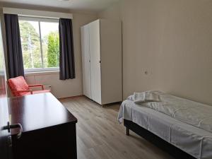 Llit o llits en una habitació de SKAP Hostel Mandal