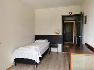 曼達爾的住宿－SKAP Hostel Mandal，一间卧室配有一张床和一张书桌