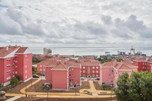 Beato Tagus River View في لشبونة: مجموعة من المباني الزهرية في المدينة