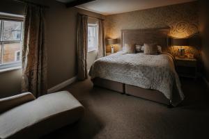 Ένα ή περισσότερα κρεβάτια σε δωμάτιο στο The Lake Isle Restaurant with rooms