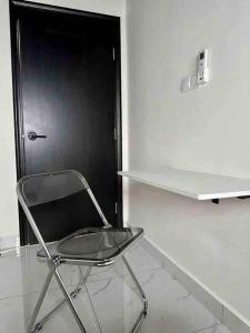 una sedia seduta davanti a una porta nera di NEW Insta Worthy B&W Designer Loft in Cheras, KL 