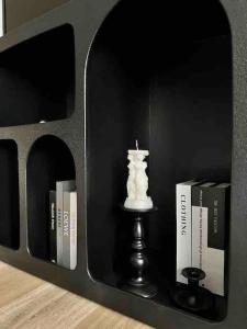 una mensola nera con una candela bianca e libri di NEW Insta Worthy B&W Designer Loft in Cheras, KL 