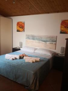 una camera da letto con un letto e un dipinto sul muro di A due passi dal mare a Varazze