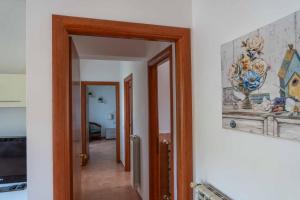 un pasillo con una puerta que conduce a una habitación en Residenza Lucia, en Campagnano di Roma