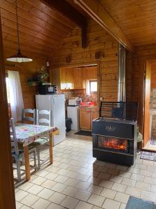 uma cozinha com fogão no meio de uma sala em Maison 2 chambres proche Dijon chalet niché dans la nature em Saint-Maurice-sur-Vingeanne