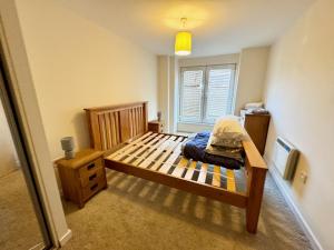 Habitación pequeña con cama y ventana en Elvetham Nest Guesthouse, Basingstoke, en Basingstoke