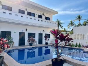 eine Villa mit Swimmingpool vor einem Gebäude in der Unterkunft Hotel kale -iztac in Los Ayala