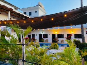 ein Haus mit Swimmingpool und einem Gebäude in der Unterkunft Hotel kale -iztac in Los Ayala