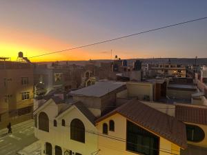 uma vista aérea de uma cidade ao pôr-do-sol em Morada Apartamentos em Tacna