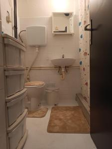 ein Bad mit einem WC und einem Waschbecken in der Unterkunft Apartman 019 in Zaječar