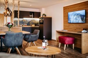 Televízia a/alebo spoločenská miestnosť v ubytovaní Hotel Alpenstüble Appartements