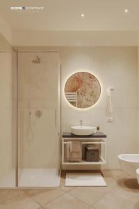 スカンディッチにあるHotel Marziaのバスルーム(シャワー、シンク、鏡付)