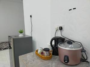 una caffettiera su un bancone in cucina di Peradong Homestay Kuala Terengganu - Near Jetty Batu Hampar a Kuala Terengganu