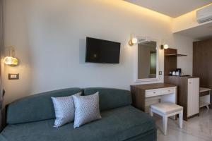 TV a/nebo společenská místnost v ubytování Vantaris Luxury Beach Resort