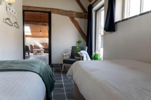 1 dormitorio con 1 cama y sala de estar en Boerensuite, heerlijk verblijf in het Karschop en Riel