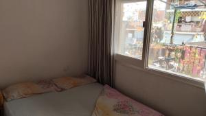 een kleine slaapkamer met een bed en een raam bij Metro La Salut in Badalona +16 foto's